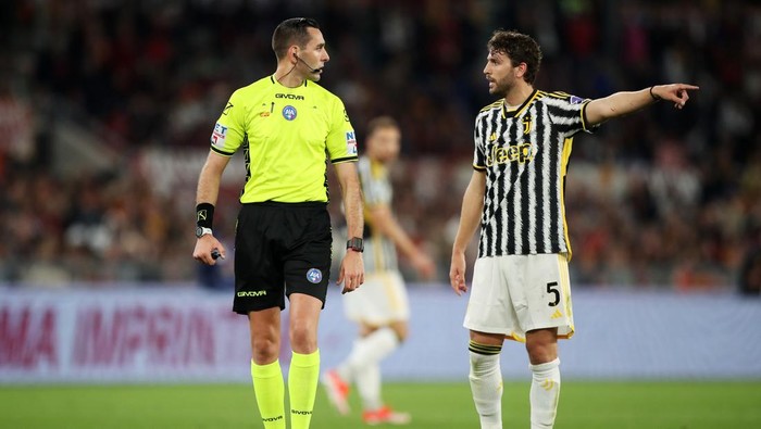 ROME, ITALY - MAY 05: Match Referee, Andrea Colombo interacts with Manuel Locatelli of Juventus during the Serie A TIM match between AS Roma and Juventus at Stadio Olimpico on May 05, 2024 in Rome, Italy. (Photo by Paolo Bruno/Getty Images)