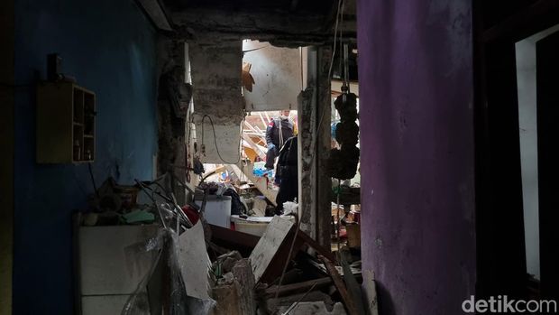 Lokasi ledakan di Pamulang, Tangsel dipasangi garis polisi dan warga diimbau menjauh radius 10 meter.