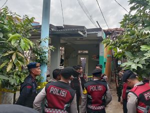 Polisi Selidiki Penyebab Ledakan yang Hancurkan 8 Rumah di Pamulang Polisi Selidiki Penyebab Ledakan yang Hancurkan 8 Rumah di Pamulang