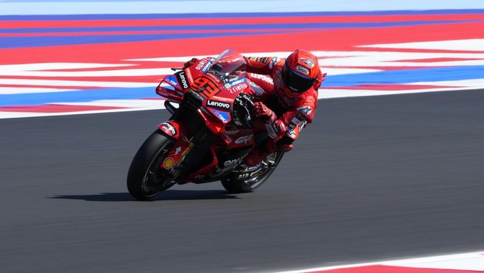 Marc Marquez sudah terdepan di MotoGP San MArino 2025. (Foto: Getty Images/Danilo Di Giovanni)