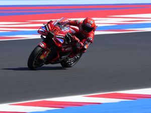 Marc Marquez Jatuh di Kandang Rossi, Penonton Sorak-sorai Gembira Marc Marquez Jatuh di Kandang Rossi, Penonton Sorak-sorai Gembira