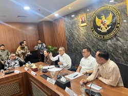 Prabowo Lanjutkan Bansos Beras 4 Bulan, Telan Anggaran Rp 13,9 T