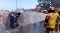 Mobil Box Terbakar di Tol Dupak Surabaya