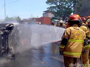Mobil Box Terbakar di Tol Dupak Surabaya Mobil Box Terbakar di Tol Dupak Surabaya