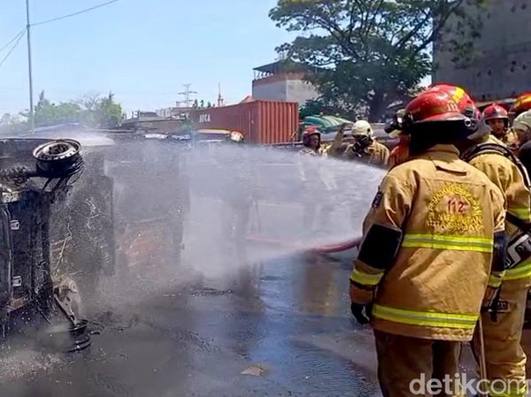 Mobil Box Terbakar di Tol Dupak Surabaya