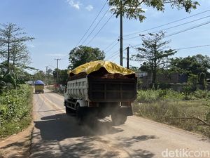 Truk Timbunan di BTP-Moncongloe Ancam Keselamatan Pengendara, Jalan Penuh Debu Truk Timbunan di BTP-Moncongloe Ancam Keselamatan Pengendara, Jalan Penuh Debu
