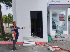 3 Pelaku Perusakan Gedung DPRD Sragen Ditangkap 3 Pelaku Perusakan Gedung DPRD Sragen Ditangkap