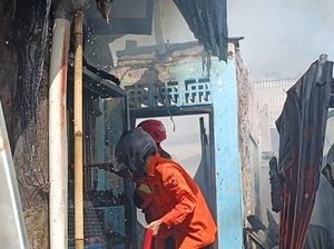 Gegara Bakar Sampah, 6 Rumah Hangus Terbakar-1 Orang Luka di Cianjur Gegara Bakar Sampah, 6 Rumah Hangus Terbakar-1 Orang Luka di Cianjur