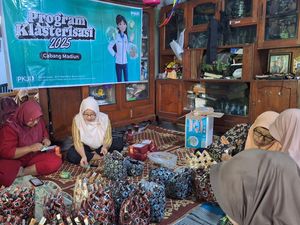 PNM Ajak Nasabah Perempuan Sulap Limbah Plastik Jadi Tas Daur Ulang PNM Ajak Nasabah Perempuan Sulap Limbah Plastik Jadi Tas Daur Ulang
