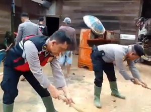 Polisi Bantu Bersihkan Sisa Banjir di Suoh Lampung Barat Polisi Bantu Bersihkan Sisa Banjir di Suoh Lampung Barat