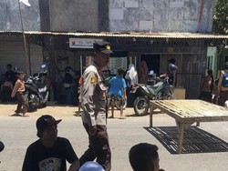 Polisi Buka Pemblokiran Jalan Oleh Warga di Bima