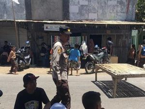 Polisi Buka Pemblokiran Jalan Oleh Warga di Bima Polisi Buka Pemblokiran Jalan Oleh Warga di Bima