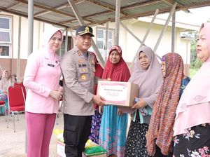 Polres Rokan Hilir dan Bhayangkari Salurkan Sembako bagi Kaum Dhuafa