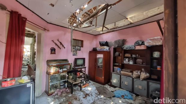 Potret ledakan yang menghancurkan 8 rumah di Pondok Cabe Ilir, Pamulang, Tangerang Selatan, Jumat (12/9/2025).