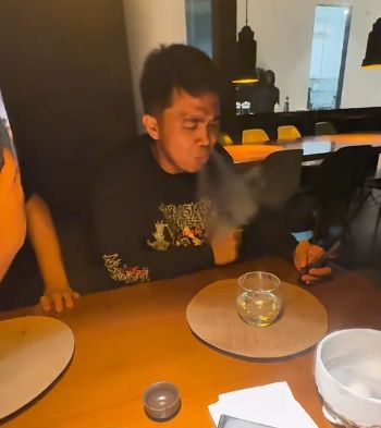 Momen Raditya Dika Ajak Teman Komika Makan di Resto Gastronomi Molekuler