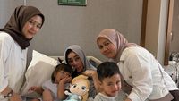 Rayyanza dan Lily Temani Mama Amy Jalani Perawatan di Singapura