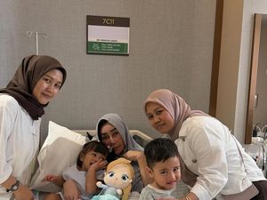 Rayyanza dan Lily Temani Mama Amy Jalani Perawatan di Singapura Rayyanza dan Lily Temani Mama Amy Jalani Perawatan di Singapura