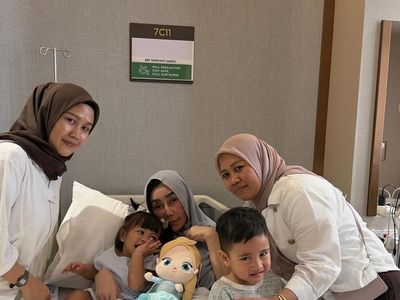 Rayyanza dan Lily Temani Mama Amy Jalani Perawatan di Singapura
