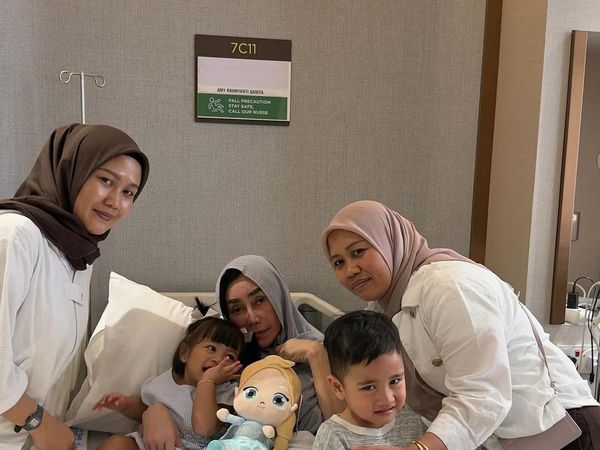 Rayyanza dan Lily Temani Mama Amy Jalani Perawatan di Singapura