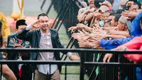 Potret Raffi Ahmad Hujan-hujanan Bareng 15 Ribuan Pramuka Muslim Sedunia di Cibubur