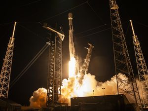 Video: Risiko Petir dan Awan Cumulonimbus pada Misi Peluncuran Satelit Video: Risiko Petir dan Awan Cumulonimbus pada Misi Peluncuran Satelit