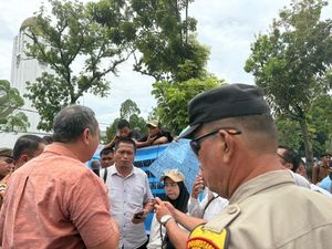 Demo di Kantor Gubsu, Sejumlah Guru Tuntut Kejelasan Pengumuman PPPK Paruh Waktu Demo di Kantor Gubsu, Sejumlah Guru Tuntut Kejelasan Pengumuman PPPK Paruh Waktu