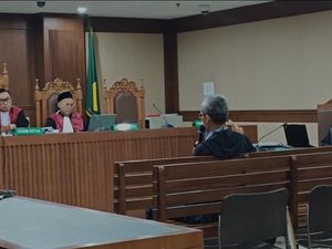 Tangisan Terdakwa Korupsi Rp 1 T Berdalih Tak Niat Mencuri Tangisan Terdakwa Korupsi Rp 1 T Berdalih Tak Niat Mencuri