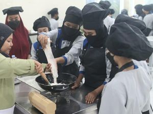 Siswa SMK Banyuwangi Belajar Bikin Kue-Marketing Online Bareng PT BSI Siswa SMK Banyuwangi Belajar Bikin Kue-Marketing Online Bareng PT BSI