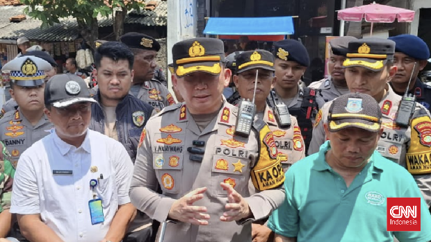 Kapolres Tangsel, AKBP Victor Inkiriwang di lokasi, Jum'at, (12/9) mengevakuasi warga yang terdampak ledakan misterius di Jalan Talas 2, Pondok Cabe Ilir, Pamulang, Tangsel dievakuasi. Polisi mensterilkan warga dalam radius 5-10 meter.