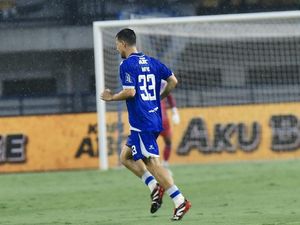 Thom Haye Kagumi Atmosfer GBLA Saat Debut Bersama Persib Thom Haye Kagumi Atmosfer GBLA Saat Debut Bersama Persib