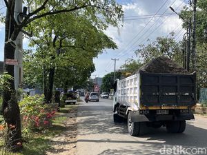 Truk Timbunan Bebas Beroperasi di Poros BTP-Moncongloe Bikin Warga Resah Truk Timbunan Bebas Beroperasi di Poros BTP-Moncongloe Bikin Warga Resah