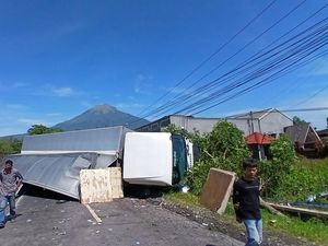Truk Galon Terguling di Kledung Putus Jalur Wonosobo-Temanggung Truk Galon Terguling di Kledung Putus Jalur Wonosobo-Temanggung