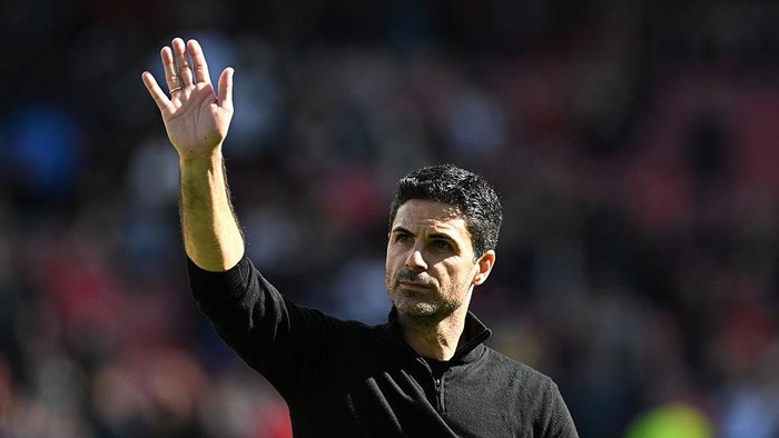 LONDON, ENGLAND - SEPTEMBER 13: Mikel Arteta, Manager of Arsenal, acknowledges the fans after the teams victory during the Premier League match between Arsenal and Nottingham Forest at Emirates Stadium on September 13, 2025 in London, England. (Photo by Stuart MacFarlane/Arsenal FC via Getty Images)