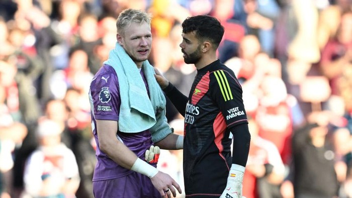 LONDON, ENGLAND - OCTOBER 05: (R) Arsenal goalkeeper David Raya with Southampton goalkeeper Aaron Ramsdale after the Premier League match between Arsenal FC and Southampton FC at Emirates Stadium on October 05, 2024 in London, England. (Photo by Stuart MacFarlane/Arsenal FC via Getty Images)
