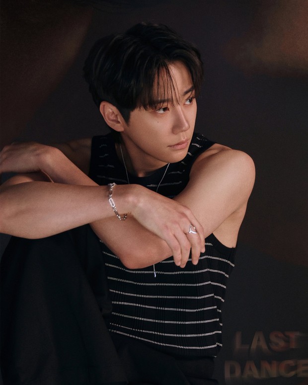 Foto Konsep 2 dari Lee Jun Young dalam mini album LAST DANCE/Foto: soompi.com Potret Lee Jun Young dalam foto konsep album musik terbaru miliknya yang menandai kembalinya sebagai penyanyi setelah 5 tahun.