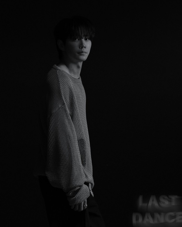 Foto konsep 3 dari Lee Jun Young dalam mini album LAST DANCE/Foto: soompi.com Potret Lee Jun Young dalam foto konsep album musik terbaru miliknya bertajuk LAST DANCE yang menandai kembalinya sebagai penyanyi setelah 5 tahun.