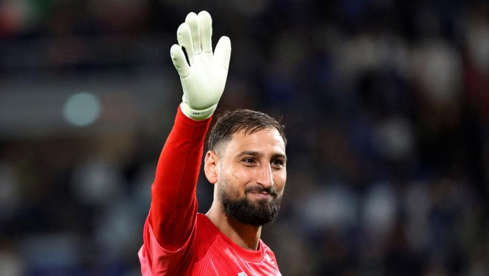 FILE PHOTO: Soccer Football - World Cup - UEFA Qualifiers - Group I - Italy v Estonia - Gewiss Stadium, Bergamo, Italy - September 5, 2025 Italys Gianluigi Donnarumma celebrates after the match REUTERS/Alessandro Garofalo/File Photo