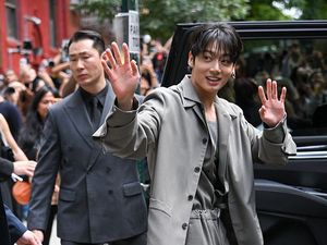 7 Gaya Jungkook BTS Berbalut Calvin Klein di New York Fashion Week 2025 7 Gaya Jungkook BTS Berbalut Calvin Klein di New York Fashion Week 2025