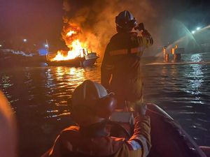 Video: KLM Maryam Indah Terbakar di Perairan Luwuk, 1 Orang Tewas-2 Hilang Video: KLM Maryam Indah Terbakar di Perairan Luwuk, 1 Orang Tewas-2 Hilang