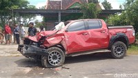 Brakk! Hilux Hantam Rumah-Motor di Ceper Klaten, 1 Orang Tewas