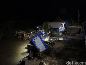6 Truk Tangki Air Dikerahkan Penuhi Kebutuhan Warga Denpasar Usai Banjir 6 Truk Tangki Air Dikerahkan Penuhi Kebutuhan Warga Denpasar Usai Banjir