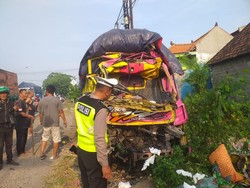 Kecelakaan Dua Truk di Sidoarjo: Sopir Kritis, Penumpang Luka di Kepala