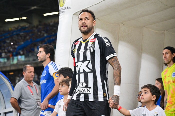 BELO HORIZONTE, BRAZIL - AUGUST 10: Neymar Jr of Santos takes the field for the match between Cruzeiro and Santos in the Brasileirão 2025 at Mineirão Stadium on August 10, 2025 in Belo Horizonte, Brazil. (Photo by Pedro Vilela/Getty Images)