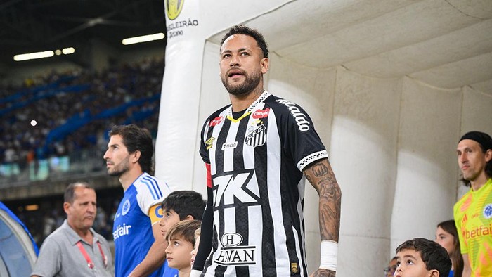 BELO HORIZONTE, BRAZIL - AUGUST 10: Neymar Jr of Santos takes the field for the match between Cruzeiro and Santos in the Brasileirão 2025 at Mineirão Stadium on August 10, 2025 in Belo Horizonte, Brazil. (Photo by Pedro Vilela/Getty Images)