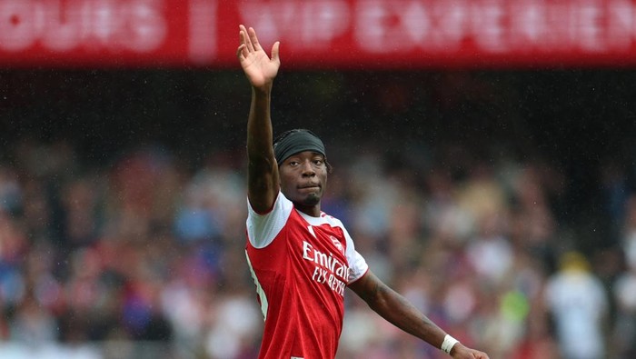 Soccer Football - Premier League - Arsenal v Nottingham Forest - Emirates Stadium, London, Britain - September 13, 2025 Arsenals Noni Madueke waves to the crowd during the match REUTERS/Hannah Mckay EDITORIAL USE ONLY. NO USE WITH UNAUTHORIZED AUDIO, VIDEO, DATA, FIXTURE LISTS, CLUB/LEAGUE LOGOS OR LIVE SERVICES. ONLINE IN-MATCH USE LIMITED TO 120 IMAGES, NO VIDEO EMULATION. NO USE IN BETTING, GAMES OR SINGLE CLUB/LEAGUE/PLAYER PUBLICATIONS. PLEASE CONTACT YOUR ACCOUNT REPRESENTATIVE FOR FURTHER DETAILS..