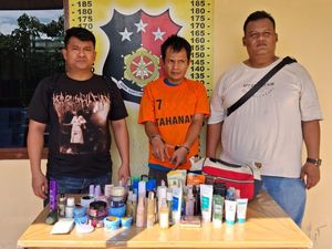 Komplotan Maling Bobol Toko Kosmetik di Simalungun, Kerugian Capai Rp 84 Juta Komplotan Maling Bobol Toko Kosmetik di Simalungun, Kerugian Capai Rp 84 Juta