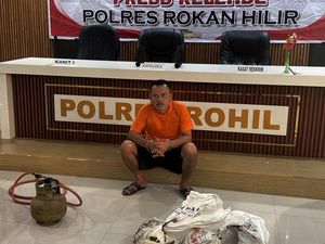 2 Anjing Terikat dalam Karung Diselamatkan Polisi dari Rumah Makan di Rohil 2 Anjing Terikat dalam Karung Diselamatkan Polisi dari Rumah Makan di Rohil