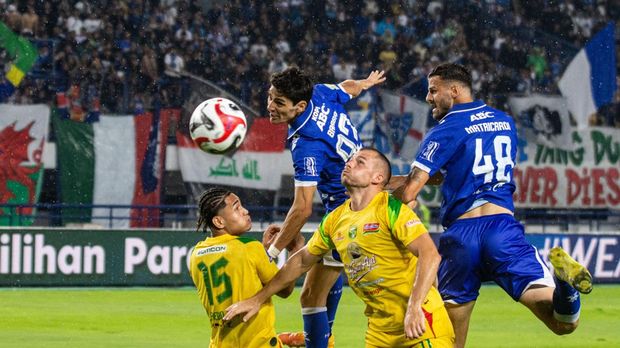 Pesepak bola Persib Bandung Federico Barba (kedua kiri) berebut bola udara dengan dua pesepak bola Persebaya Surabaya Mikael Tata (kiri) dan Mihailo Perovic (kedua kanan) saat laga lanjutan BRI Super League 2025 di Stadion Gelora Bandung Lautan Api (GBLA), Bandung, Jawa Barat, Jumat (12/9/2025). Persib berhasil mengalahkan Persebaya dengan skor akhir 1-0. ANTARA FOTO/Novrian Arbi/foc.