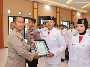 Kibarkan Semangat, Kapolres Ganjar Paskibraka Kediri Penghargaan Kibarkan Semangat, Kapolres Ganjar Paskibraka Kediri Penghargaan