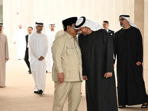 Momen Akrab Prabowo Bertemu Presiden MBZ: Peluk Erat hingga Bisik-bisik Momen Akrab Prabowo Bertemu Presiden MBZ: Peluk Erat hingga Bisik-bisik